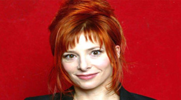 Mylène Farmer chute sur scène en concert