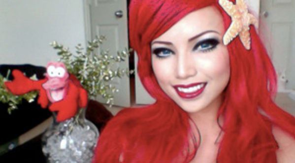 ELLE SE TRANSFORME EN PRINCESSE DISNEY EN QUELQUES COUPS DE PINCEAUX !