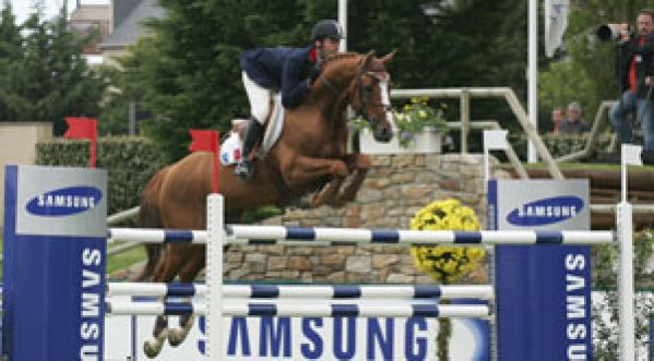 Une fillette de 10 ans  saute les obstacles comme un cheval !