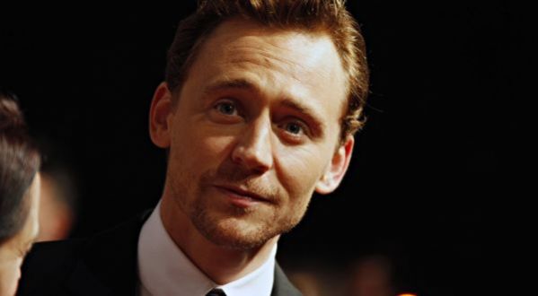 TOM HIDDLESTON CHANTE « STAND BY ME » DANS UN TAXI