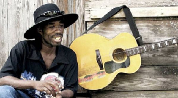 L’artiste Brushy One String joue à la guitare avec une seule corde