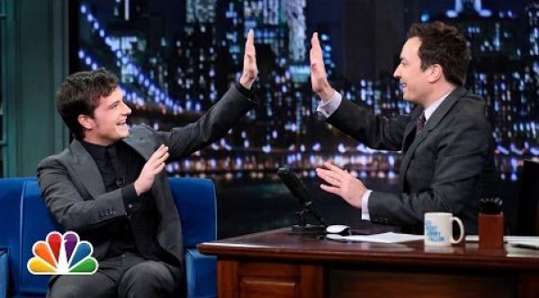 JIMMY FALLON ET JOSH HUTCHERSON S’AMUSENT AVEC UN REPAS DE THANKSGIVING