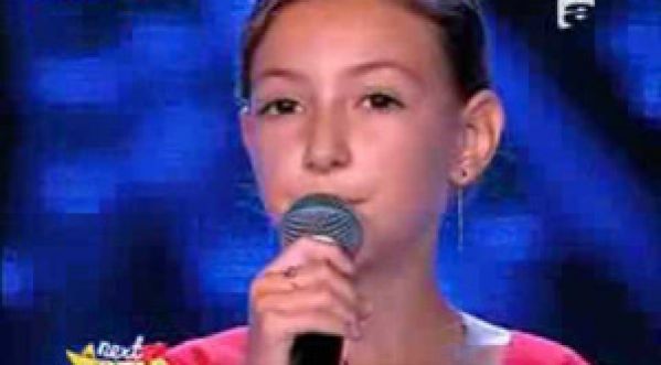 Nouvelle star roumanie, à 12 ans elle chante incroyablement Je suis malade de Serge Lama !