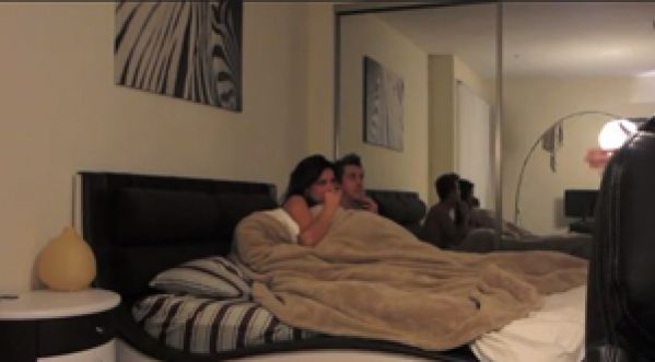 Il devient fou quand il surprend sa mère au lit avec son ami !