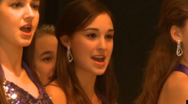 Pour la première fois, un père sourd entend chanter sa fille !