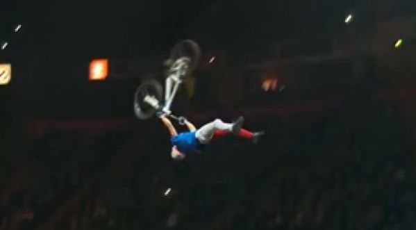 Premier Superman double back-flip en vélo !