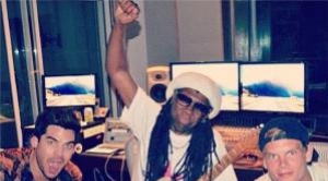 Avicii, Nile Rodgers, Adam Lambert – Lay Me Down