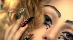 Lady gaga : faux ongle à 9 000?