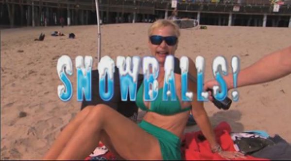 Des gens bronzent tranquillement sur la plage quand soudain, on les bombarde avec des boules de neiges !