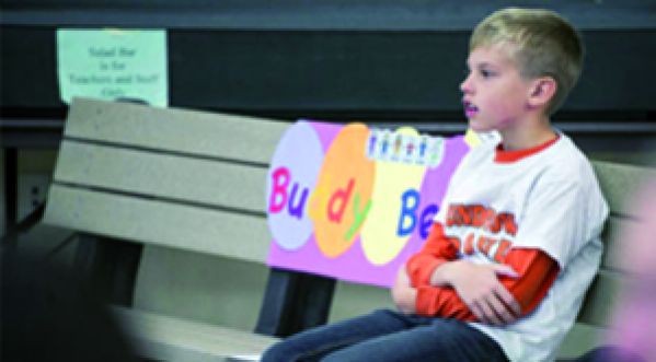 Un enfant crée le banc de l’amitié dans son école !