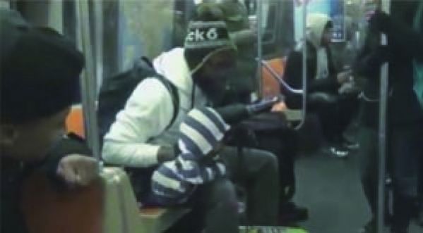 Il drague à l’aide d’une marionnette dans le métro de New-York !