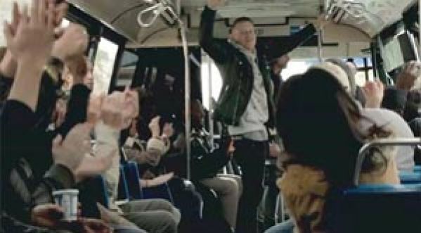 Macklemore chante dans un bus !