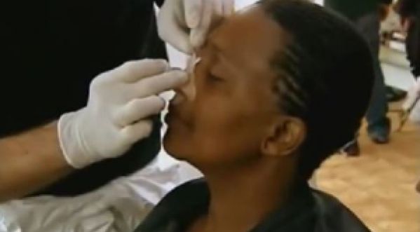 Transformation, maquillée cette famille noire change de couleur de peau et devient blanche !