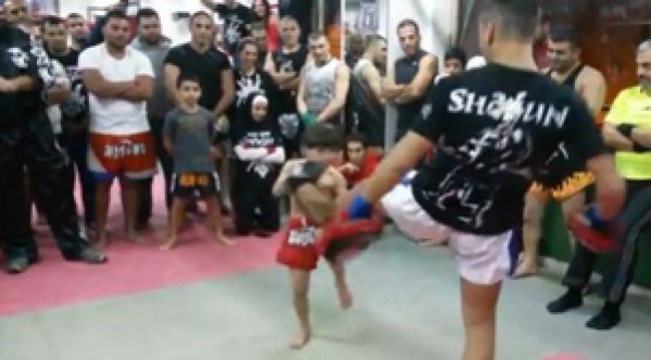 Ce jeune garçon n’a que 5 ans et c’est déjà un génie de boxe thaï !