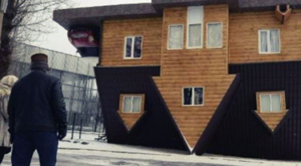 Une maison construite à l’envers en Russie !