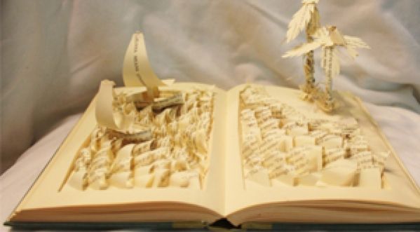 Elle réalise des œuvres d’art avec des pages de livres !
