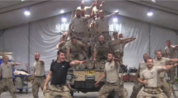 Des militaires suédois reprennent Grease !