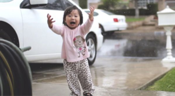 Elle découvre la pluie pour la première fois !