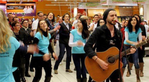Le personnel d’Auchan chante en plein magasin !