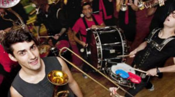Il démissionne à l’aide d’une fanfare pour se venger de son patron !