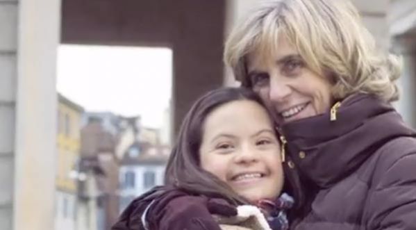 Des personnes atteintes de trisomie 21 rassurent une future mère