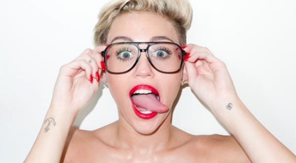 Miley Cyrus se fait tatouer la lèvre inférieure !