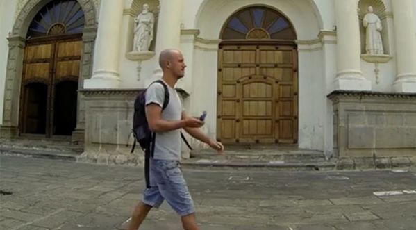 Après 19 mois de voyage, il traverse le monde pour faire une surprise à sa soeur.