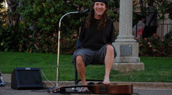 Mark Goffeney, le prodige guitariste sans bras
