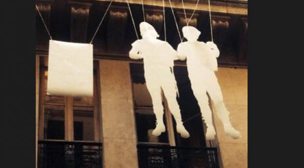 Deux créatifs parachutent leurs CVs aux fenêtres d’une agence pour obtenir un stage