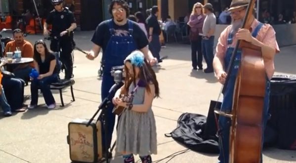 Emi, 9 ans et déjà une chanteuse talentueuse !