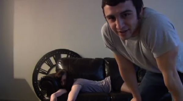 Vidéo: Une fille s’est endormie sur son canapé, devinez ce qu’il va faire ?