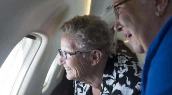 Deux mamies prennent l’avion et les montagnes russes pour la première fois !