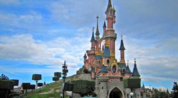 Il la demande en mariage à Disney Land Paris !