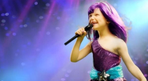 Vidéo : Une petite fille célèbre sa victoire contre le cancer en reprenant « Roar » de Katy Perry !