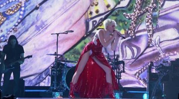 MILEY CYRUS : le teaser de l’incroyable Bangerz Tour !