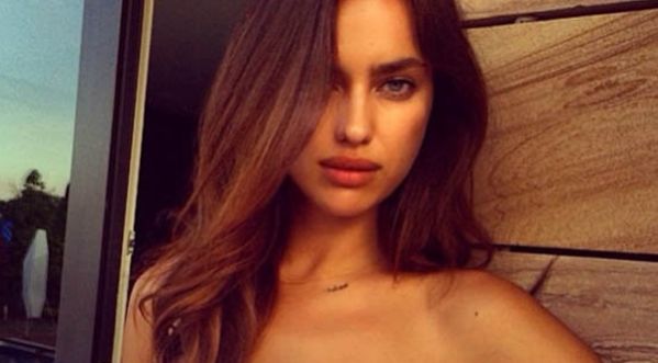 Irina Shayk : topless pour la campagne #BringBackOurGirls