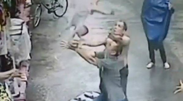 VIDEO CHOC : Un homme attrape un bébé en pleine chute