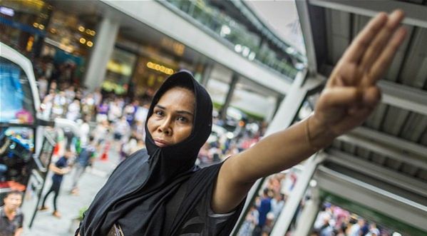 Le geste d’Hunger Games repris en Thaïlande en signe de protestation !