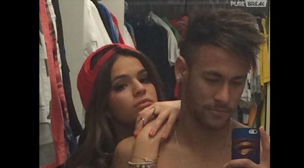 Neymar poste un selfie avec sa chérie quelques heures après la victoire du Brésil