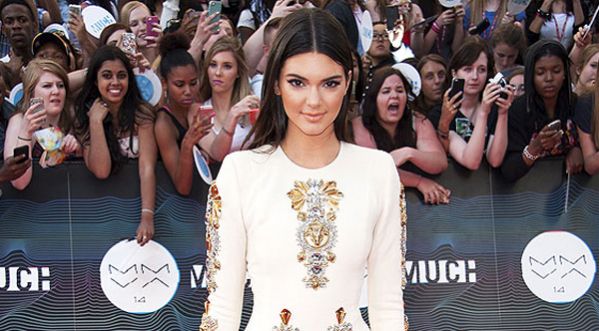 Kendall Jenner sans culotte sur le tapis rouge !