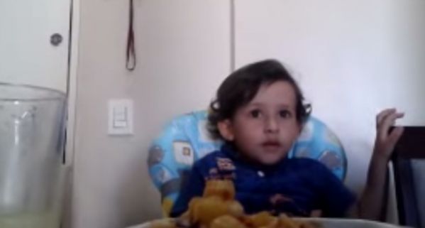 Cet enfant refuse de manger des animaux et va jusqu’à faire pleurer sa mère !