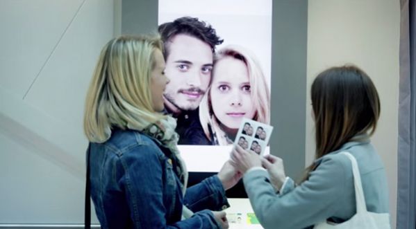 Meetic piège un photomaton et réserve une surprise aux célibataires