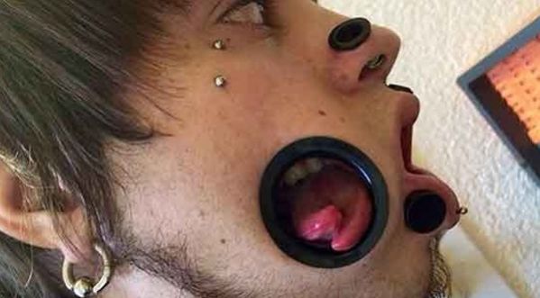 Accro au Body Art, son visage est devenu du véritable gruyère !
