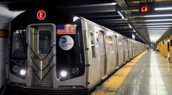 Une femme abandonne son bébé sur le quai du métro à New Yorkais