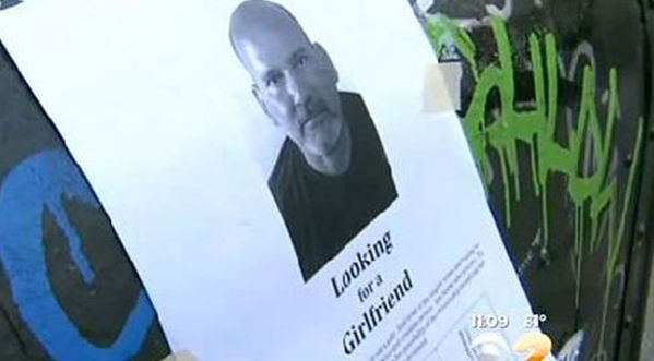 Un homme placarde des annonces dans les rues de New York pour trouver… l’amour !