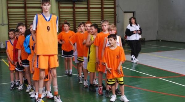 A 13 ans, il est une star de basket du haut de ses 2.16m !