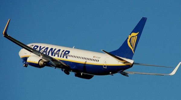 Coup de foudre dans l’avion, il lance une campagne Twitter pour retrouver sa belle !