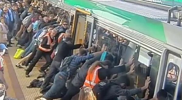 Australie : ils soulèvent le métro pour sauver la jambe d’un homme pris au piège !