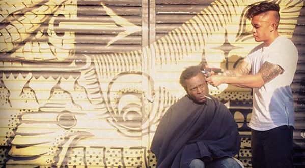 Ce styliste branché passe ses dimanches à couper les cheveux des sans-abri.
