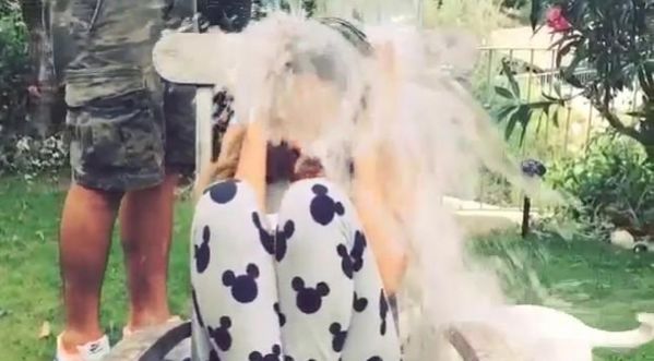 Nabilla relève l’Ice Bucket Challenge !